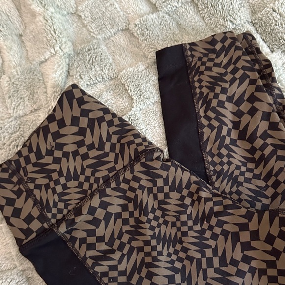 Nike Black and Green Geometric Leggings - Picture 1 of 8